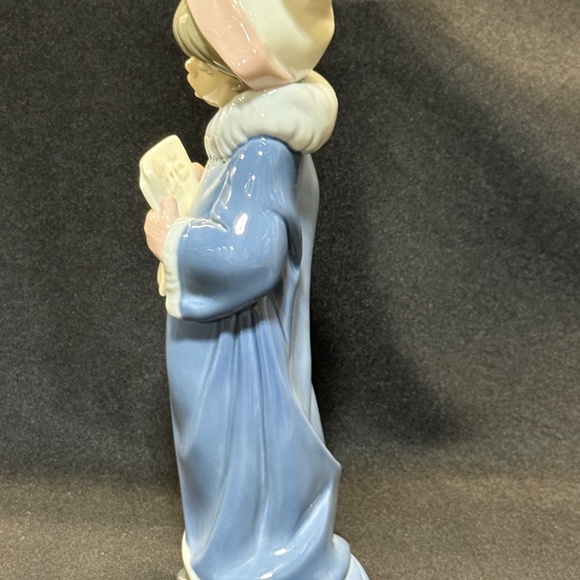 Lladro 6533 The Christmas Caroler 10" Blue & Pink Outfit Holding Sheet Music - Picture 4 of 10